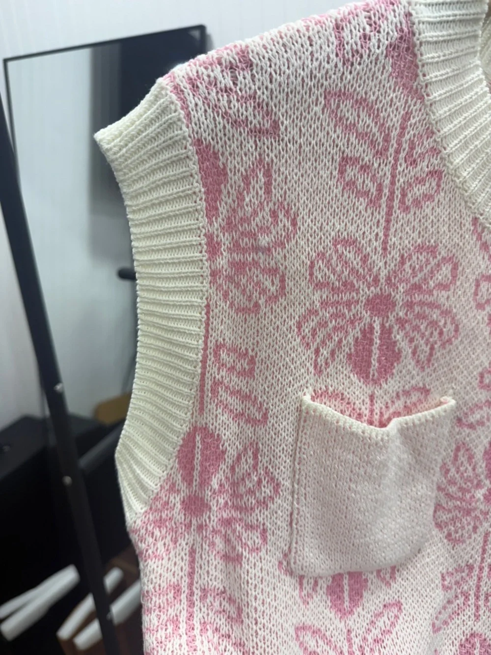 LA MIEL Cream and Pink Floral Knit Sleeveless Sweater Vest - Picture 4 of 6